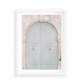 Plakat w ramie 50x70 - Błękitne Drzwi Kamienicy: Urok Historii - stare piękne drzwi do kamienicy, błękitne drzwi - rama biała