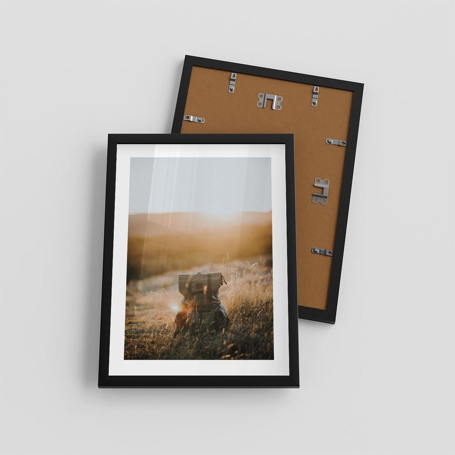 Plakat w ramie 30x40 - Podróżniczy bukiet na łące - plecak, podróż - rama czarna