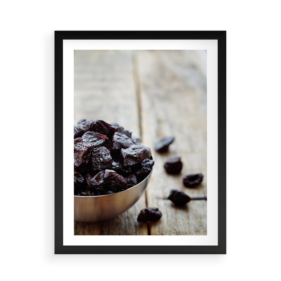 Plakat w ramie 50x70 - Smakowite rodzynki na talerzu - rodzynki, jedzenie - rama czarna