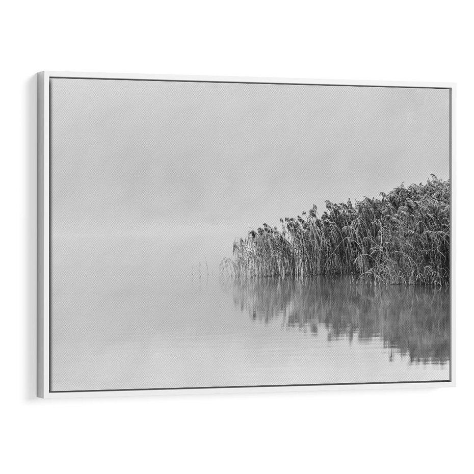 Obraz w ramie 120x80 - Mglisty Brzeg Jeziora - czarno białe zdjęcie, zamglone jezioro - rama biała