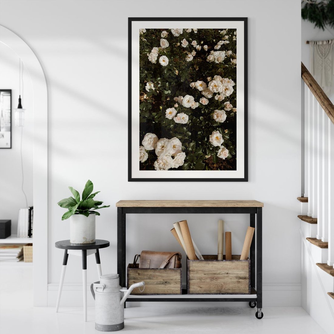 Plakat w ramie 50x70 - Czyste Piękno - białe kwiaty, białe róże - rama czarna