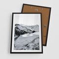 Plakat w ramie 50x70 - Biały Zimowy Pejzaż - góry w zimie, ośnieżone wysokie szczyty - rama czarna