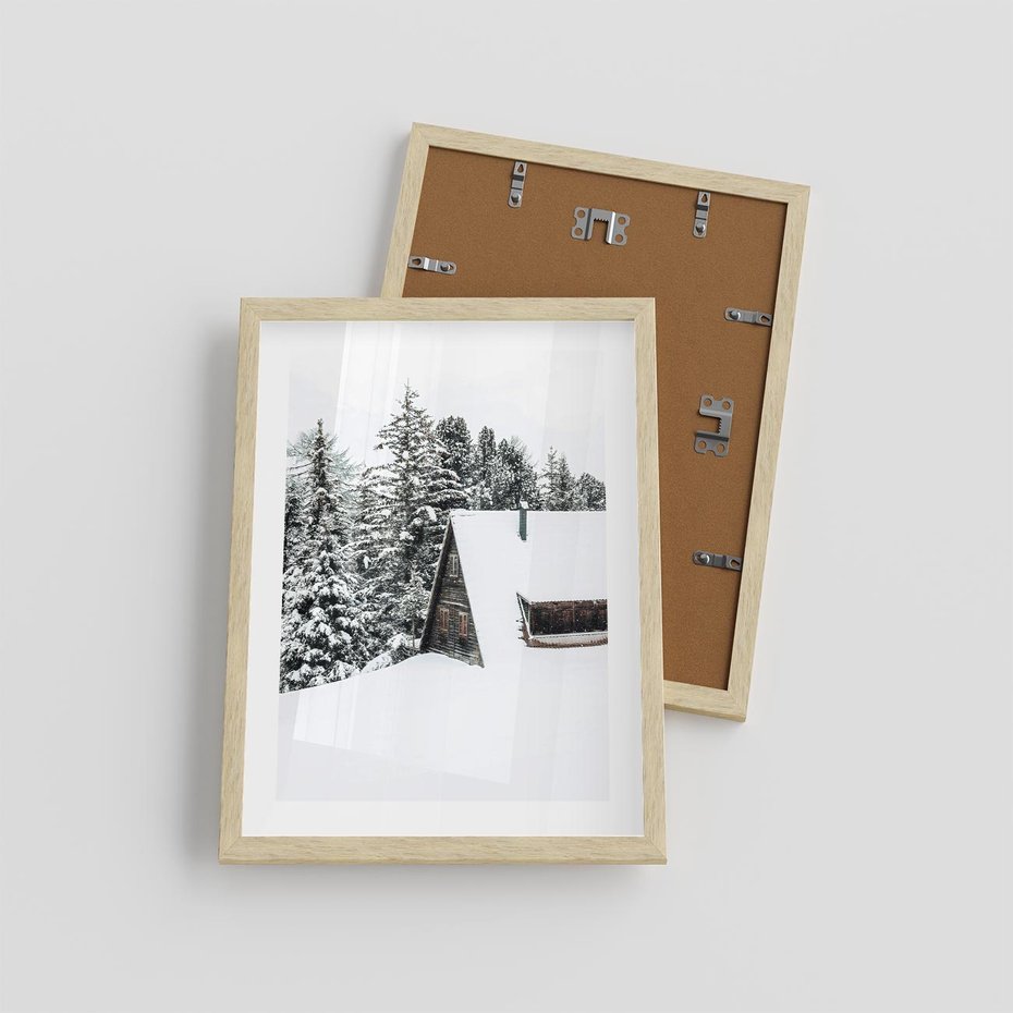 Plakat w ramie 30x40 - Zimowy Urok - śnieg, domek w górach - rama drewno
