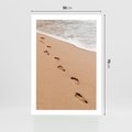Plakat bez ramy 50x70 - Ślady Stóp na Plaży: Spacer nad Morzem - plaża, ślady stóp na piasku