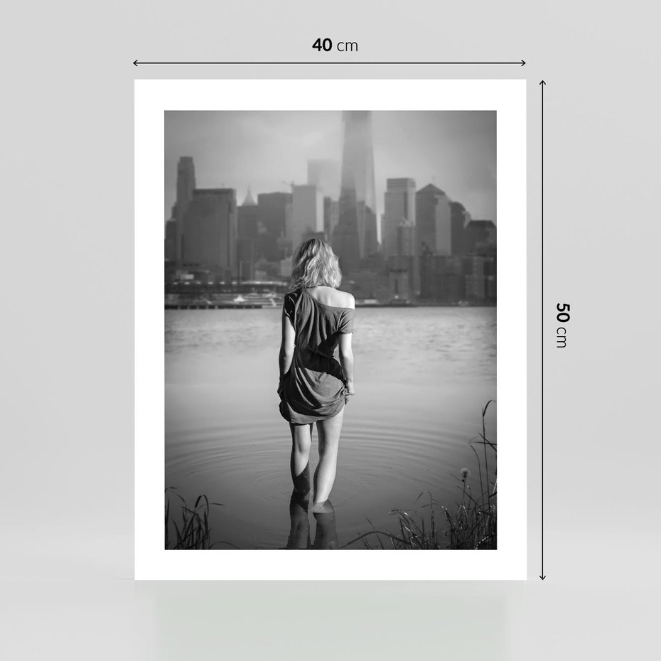 Plakat bez ramy 40x50 - Kapiel w Mieście - czarno białe zdjęcie, kobieta wchodzi do wody