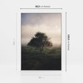 Obraz w ramie 80x120 - Zamglona Prostota - artystyczna fotografia, samotne drzewo na zamglonej łące - rama biała