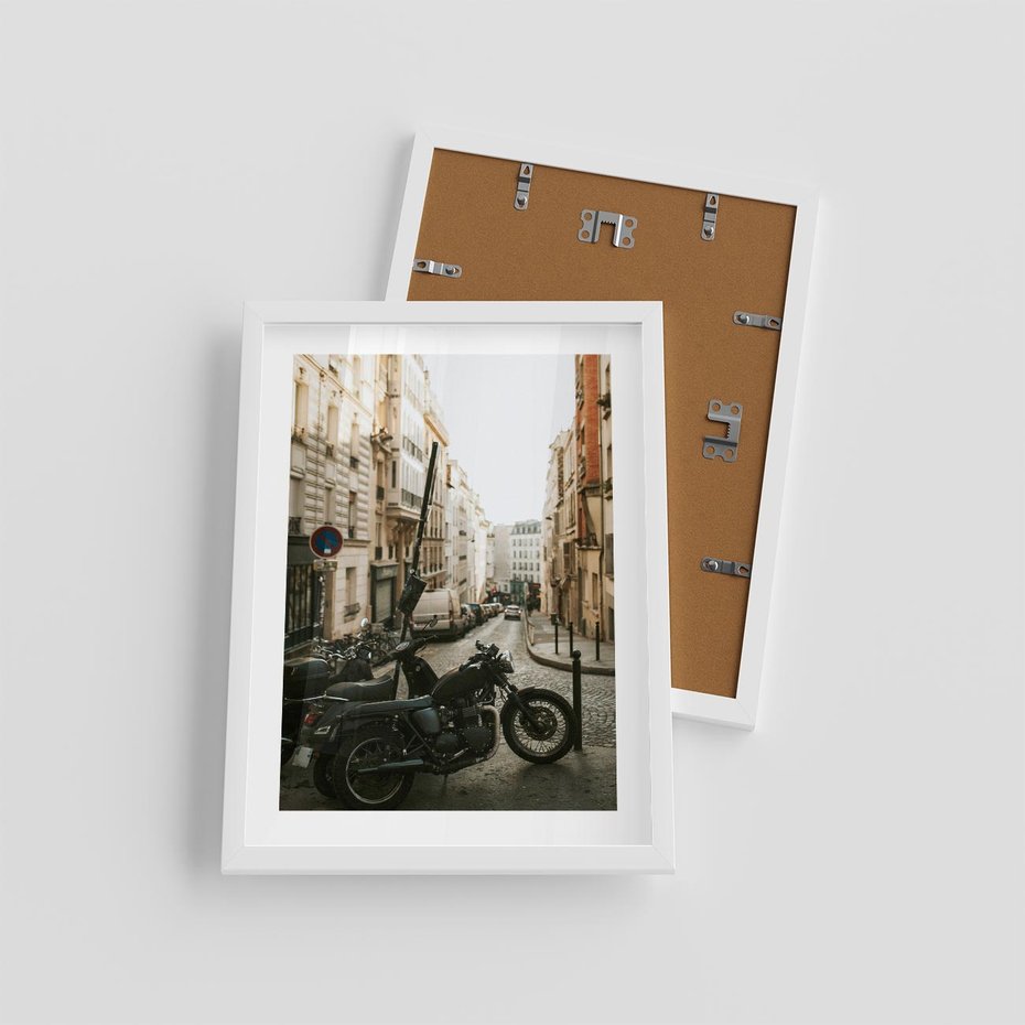 Plakat w ramie 30x40 - Ducha Przygody - motor, uliczka - rama biała