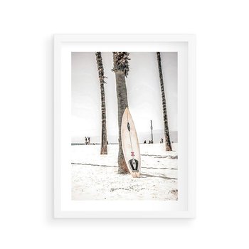 Plakat w ramie 40x50 - Plażowy Relaks - deska surfingowa, oparta o palmę - rama biała