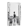 Obraz na płótnie 80x120 - Poranki w Paryżu - czarno białe zdjęcie, kobieta w prześcieradle na balkonie