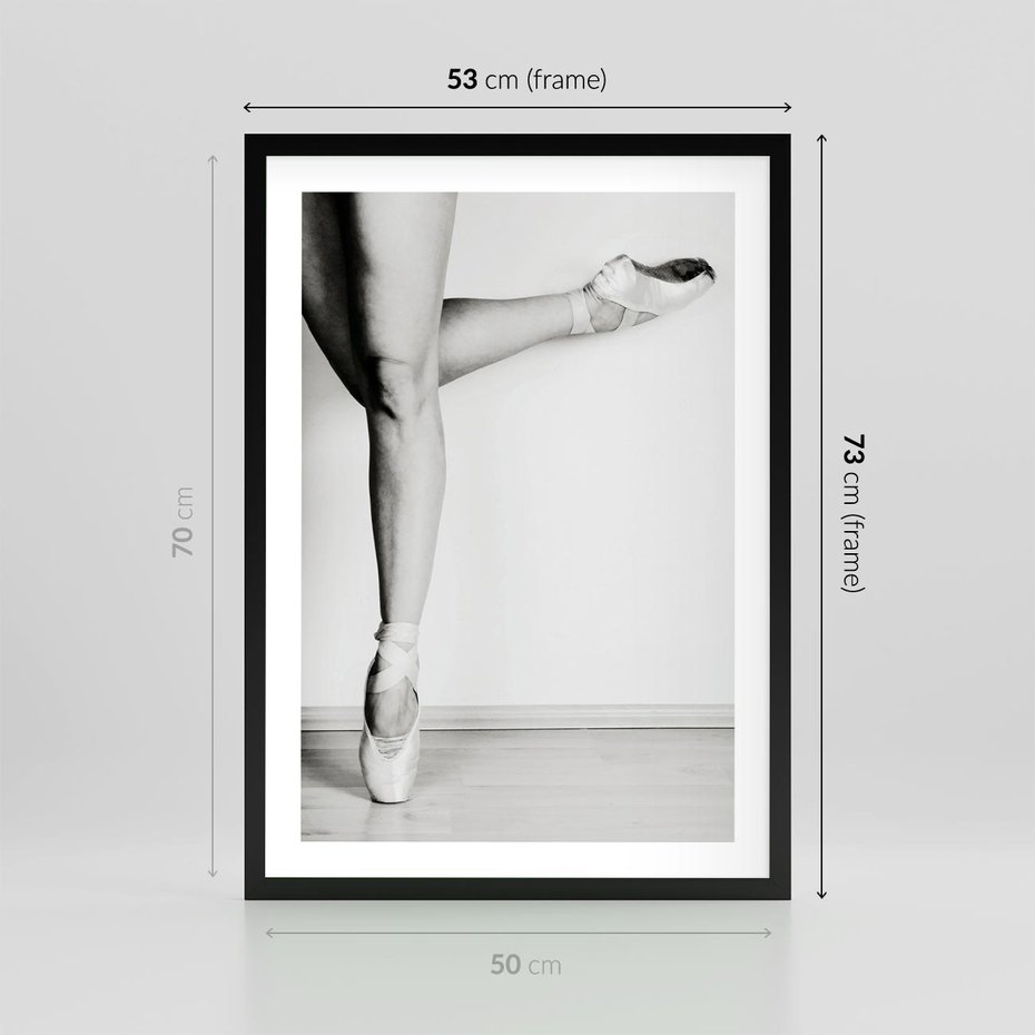 Plakat w ramie 50x70 - Tańcząca Delikatność - artystyczne zdjęcie, odcienie szarości - rama czarna