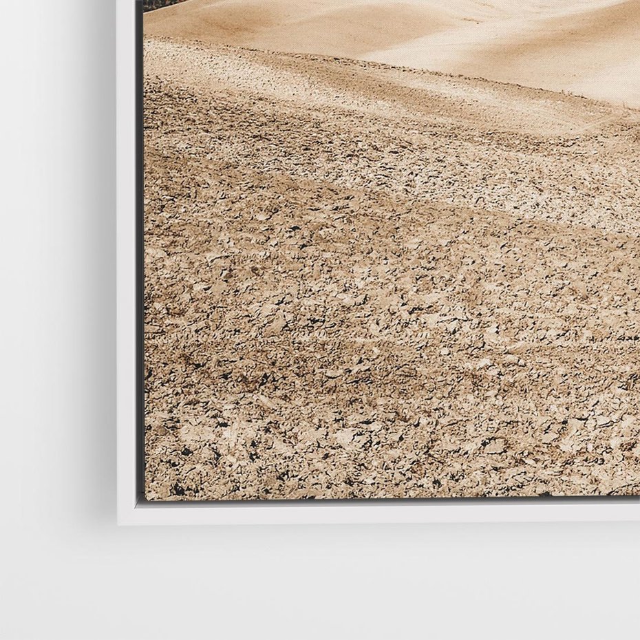 Obraz w ramie 50x50 - Refleksyjny taniec myśli - pustynny krajobraz, odcienie sepii - rama biała