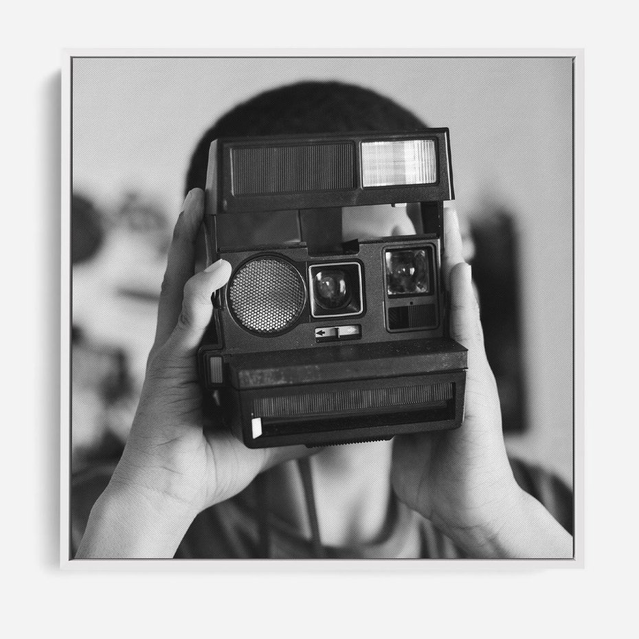 Obraz w ramie 50x50 - Mężczyzna za Aparatem - czarno białe zdjęcie, portret - rama biała