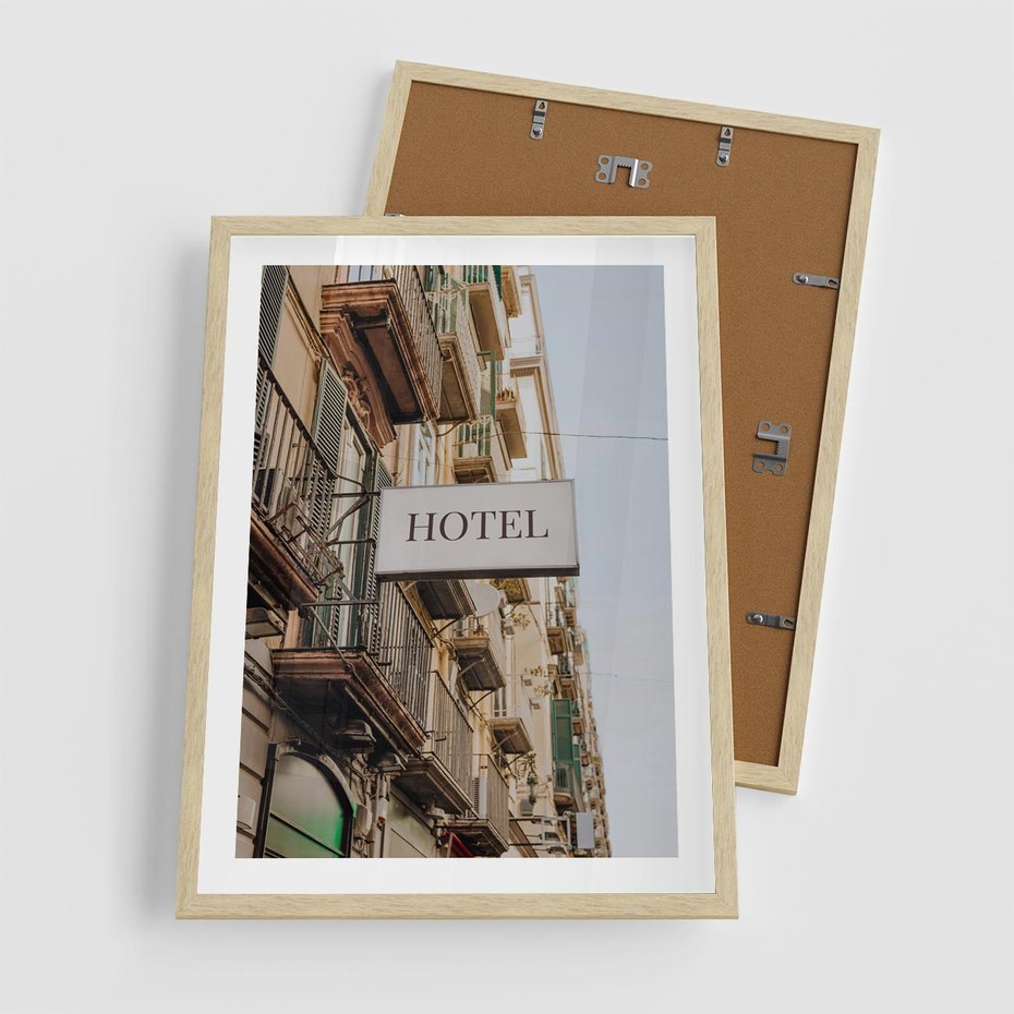 Plakat w ramie 50x70 - Magiczne Spacery - hotel, uliczka - rama drewno