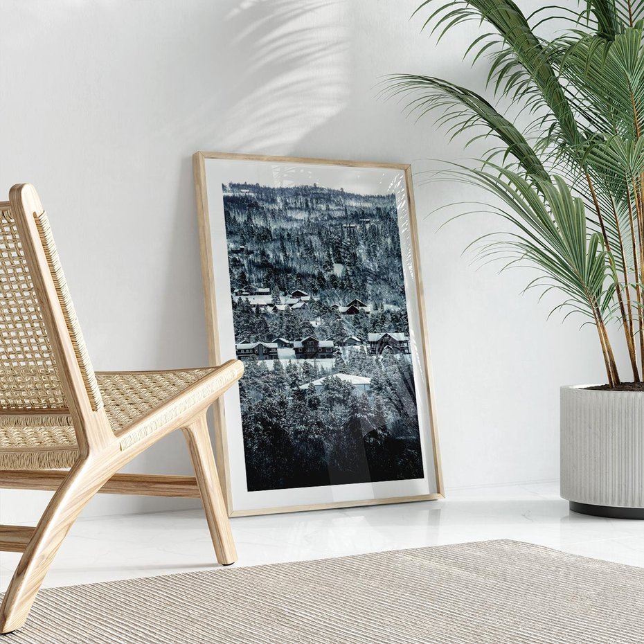 Plakat w ramie 50x70 - Domki w Chmurach - górski zimowy krajobraz, dommki na wzgórzach - rama drewno