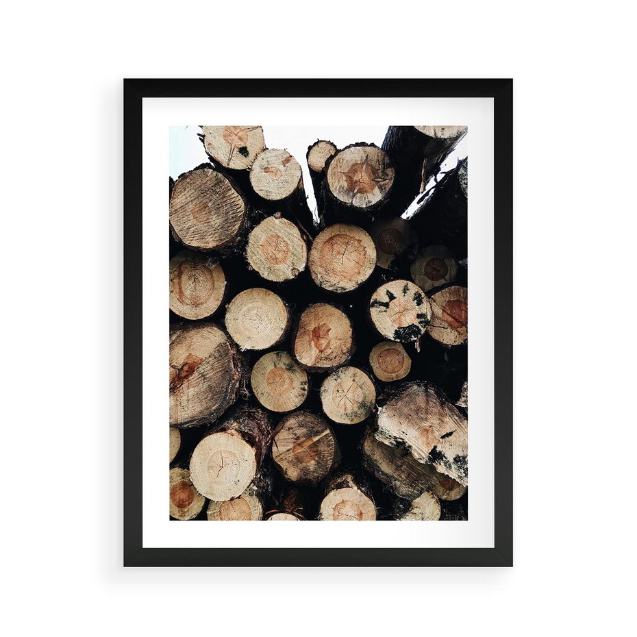 Plakat w ramie 40x50 - Siła Drewna - ścięte drewno, belki drewna ułożone jedna na drugiej - rama czarna