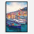 Obraz w ramie 70x100 - Tańczące kolory zachodu - nadmorskie kolorowe miast, kolorowe budynki na brzegu - rama czarna