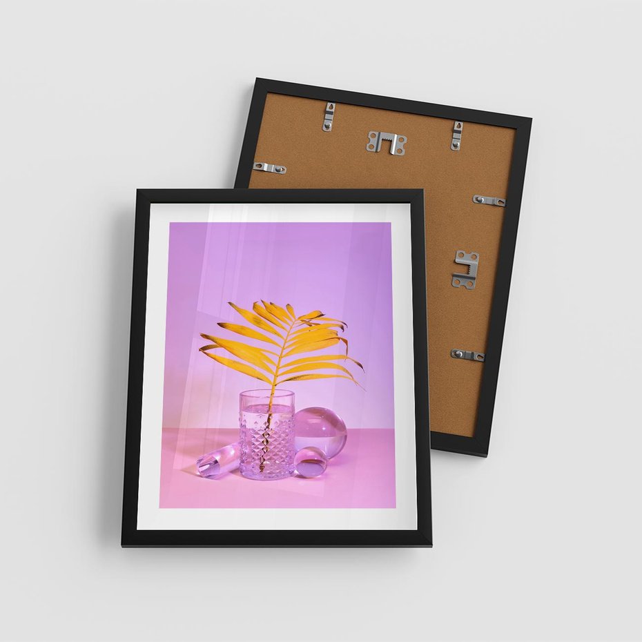 Plakat w ramie 40x50 - Neonowy Liść Palmy na Fotografii - neonowa fotografia, liść palmy w szklance - rama czarna