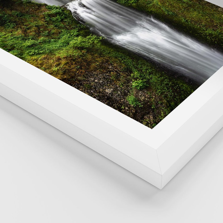 Plakat w ramie 30x40 - Siła i Urok Natury - wodospad, las - rama biała
