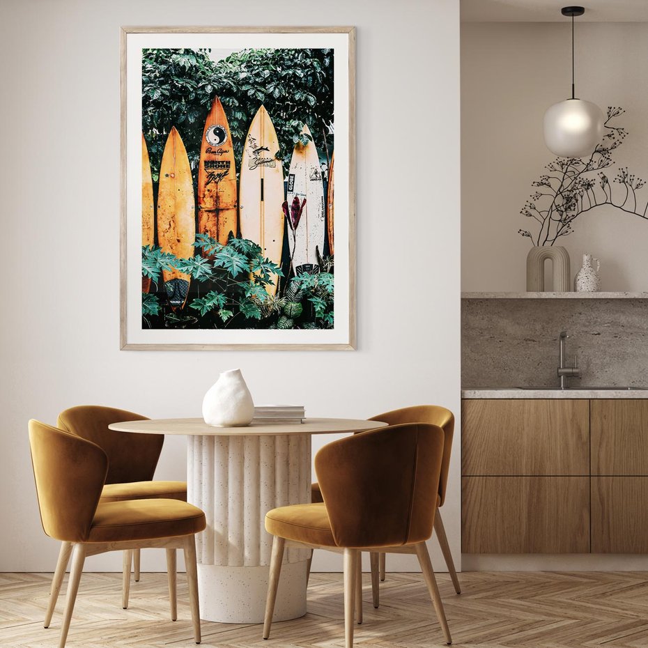 Plakat w ramie 30x40 - Surfowanie w Harmonii z Naturą - deski surfingowe, oparte o rośliny - rama drewno