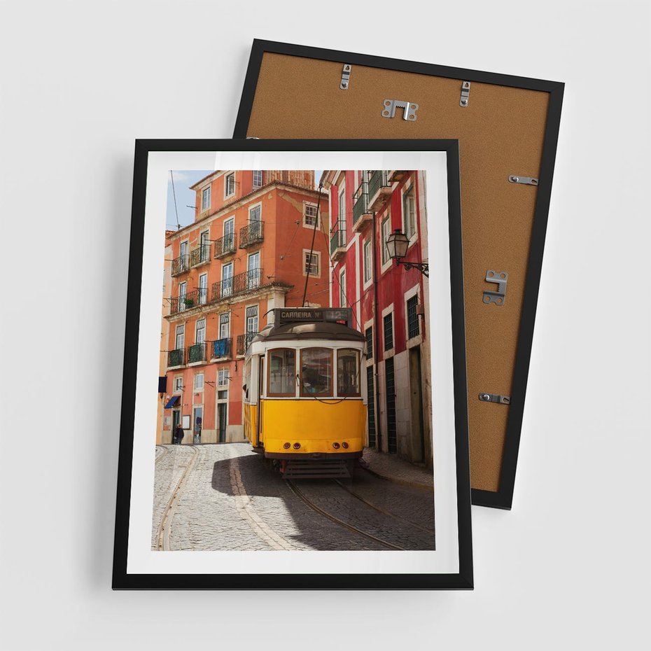 Plakat w ramie 50x70 - Urok tramwaju w Lizbonie - Lizbona, tramwaj - rama czarna