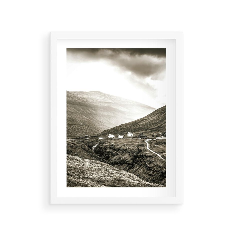 Plakat w ramie 30x40 - Domki w Górach - czarno biała fotografia, górski pejzaż - rama biała