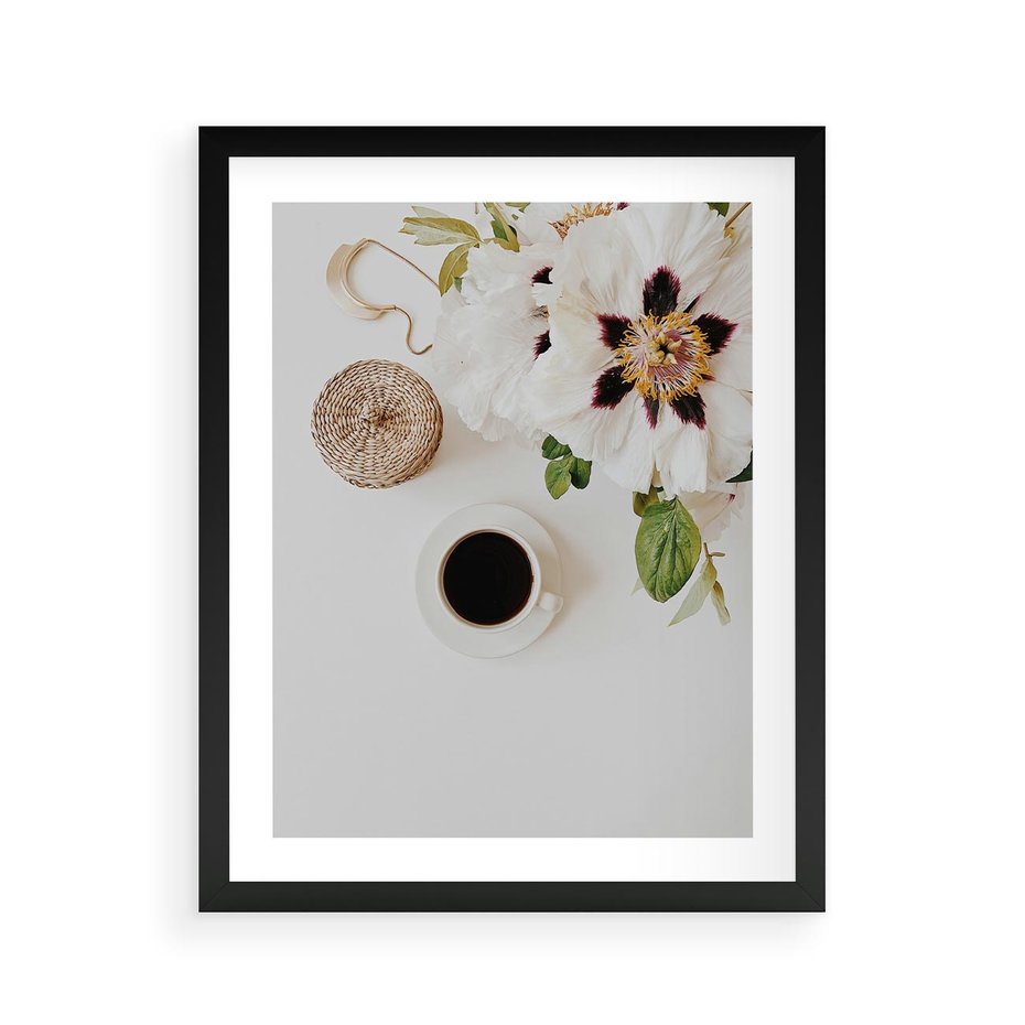 Plakat w ramie 40x50 - Bukiet Kwiatów i Kawa na Stole - fotografia, na stole bukiet - rama czarna