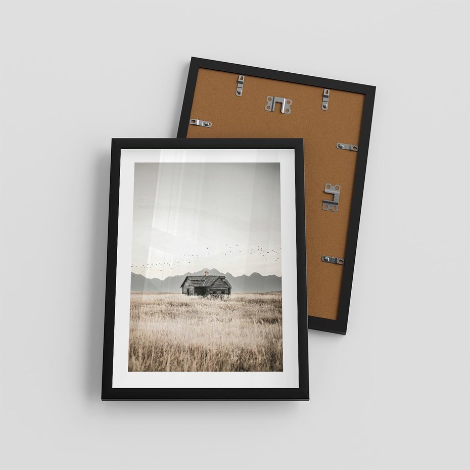 Plakat w ramie 30x40 - Wiejska Idylla - stary drewniany dom w polu suchej trawy, fotografia - rama czarna