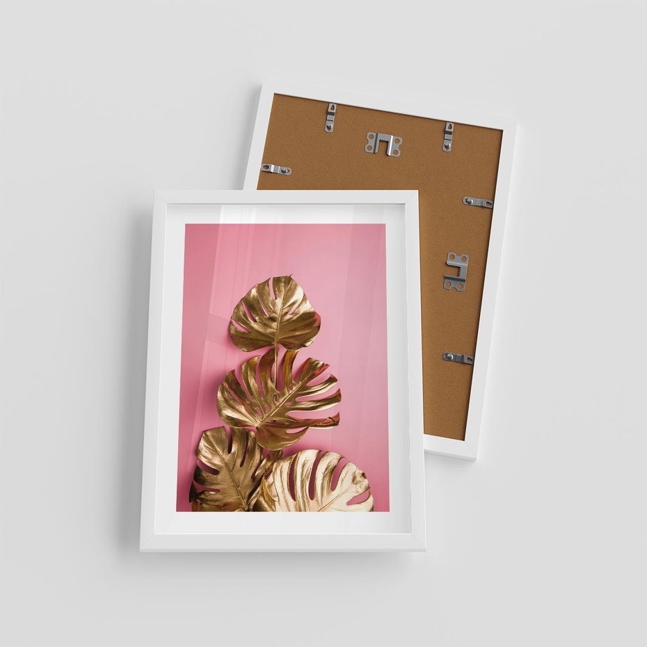 Plakat w ramie 30x40 - Złote Liście Monstery: Delikatność na Różowym Tle - złote liście monstery, różowe tło - rama biała