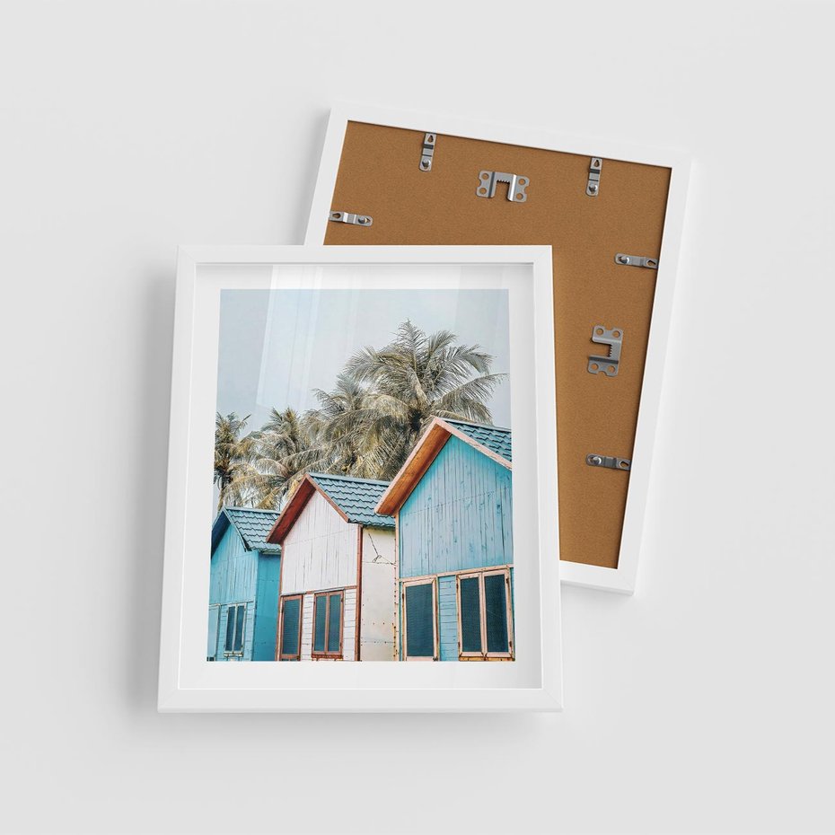 Plakat w ramie 40x50 - Rajskie Wakacje - domki na plaży, błękitne domki - rama biała