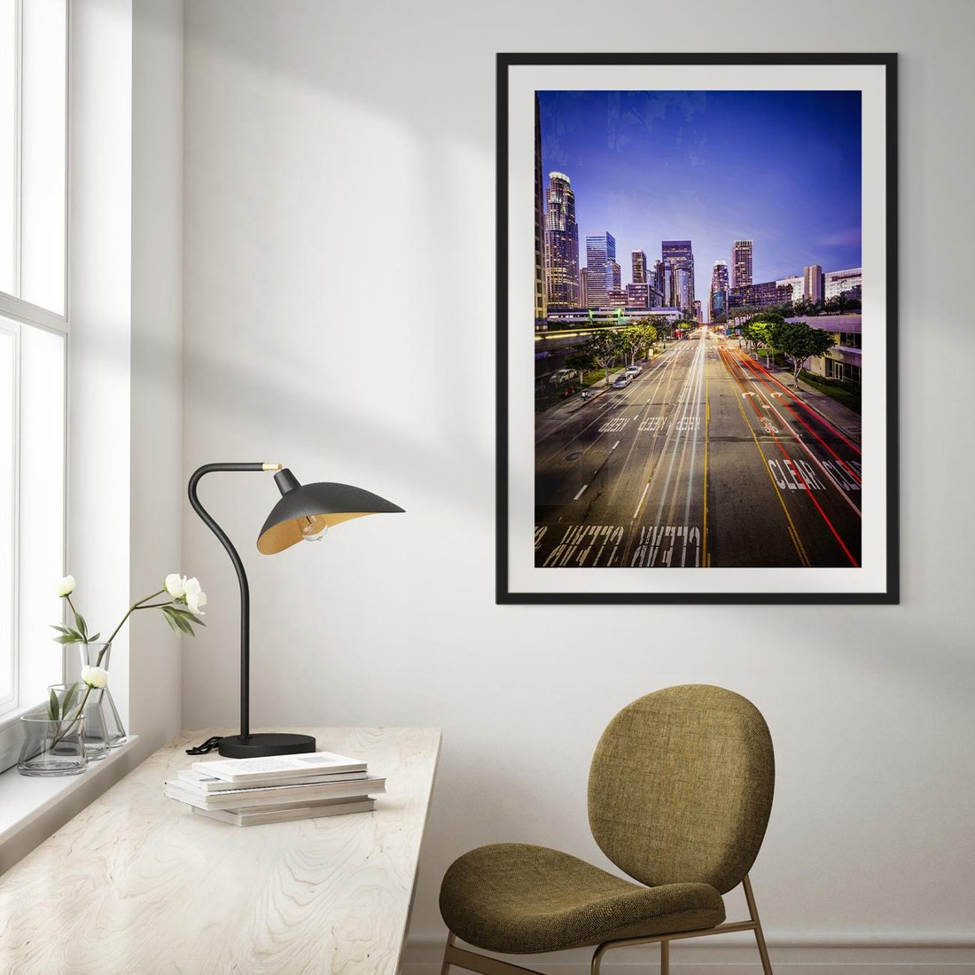 Plakat w ramie 50x70 - Światło nocnej ulicy - miasto, nocą - rama czarna