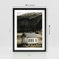 Plakat w ramie 30x40 - Ciepło i Urok Górskiego Domku - domek w górach, sepia - rama czarna