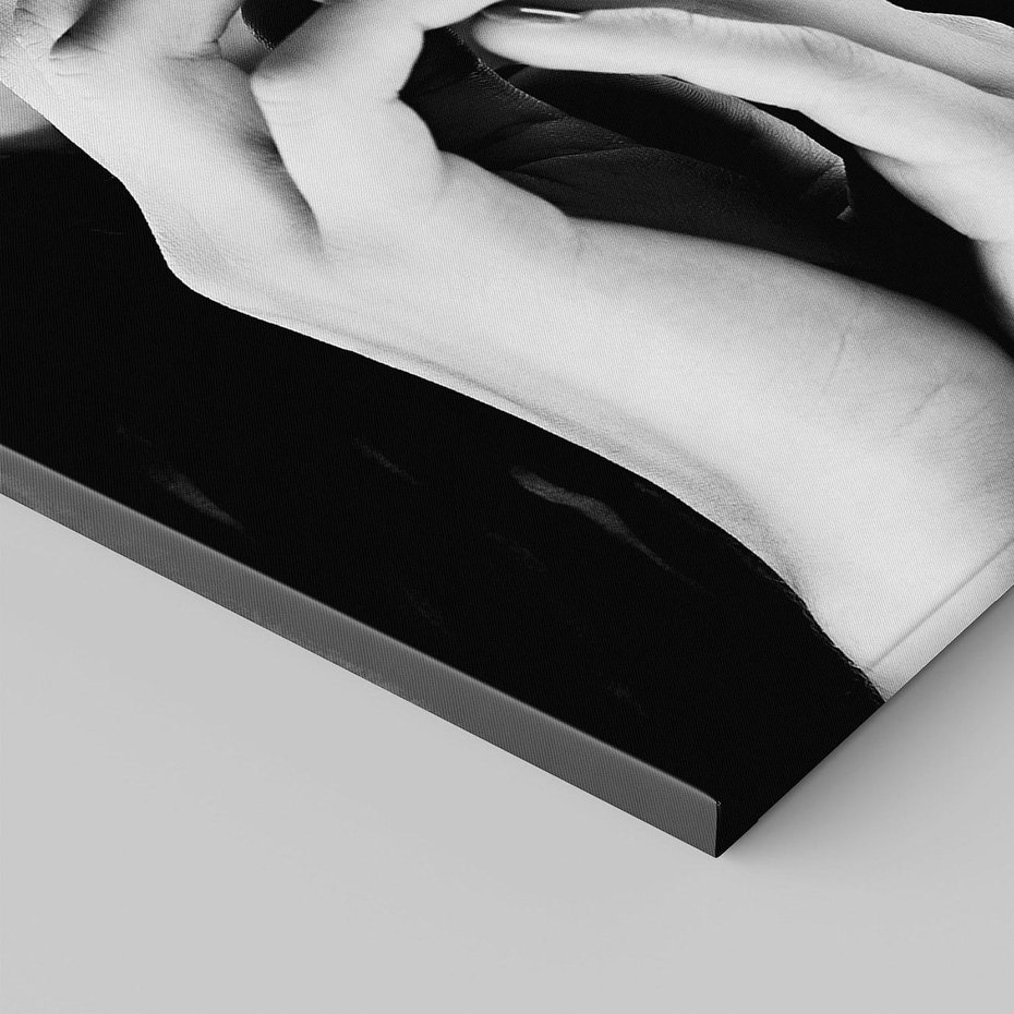 Obraz na płótnie 70x100 - Czarna Elegancja - fotografia czarno biała, zbliżenie portret kobiety w czerni