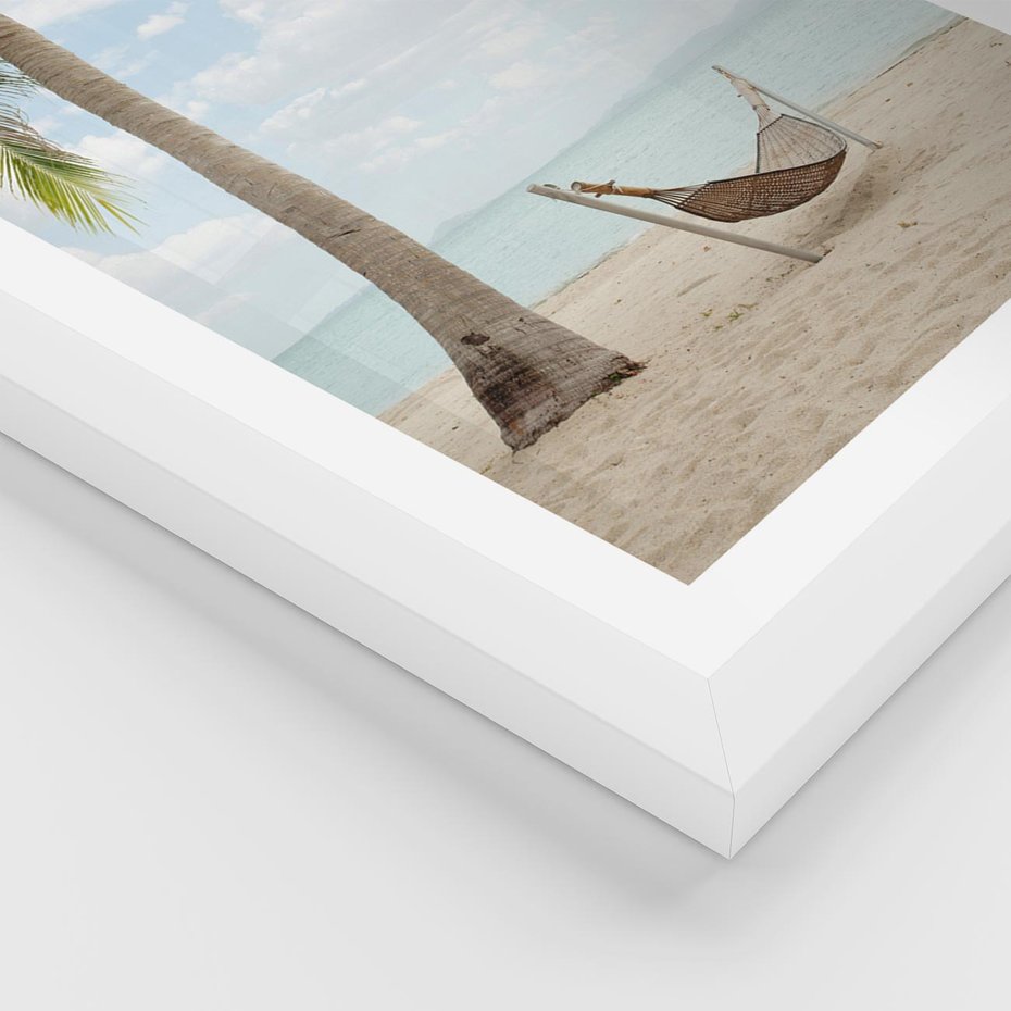 Plakat w ramie 50x70 - Relaks na plaży - palma, hamak - rama biała