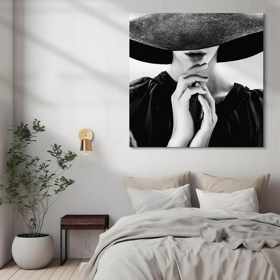 Obraz na płótnie 30x30 - Czarna Elegancja - fotografia czarno biała, zbliżenie portret kobiety w czerni