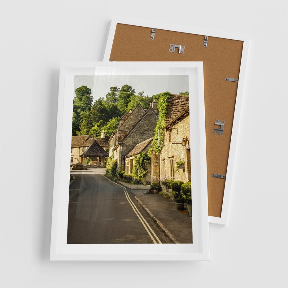 Plakat w ramie 50x70 - Magiczna podróż w głąb miasta - uliczka, perspektywa - rama biała