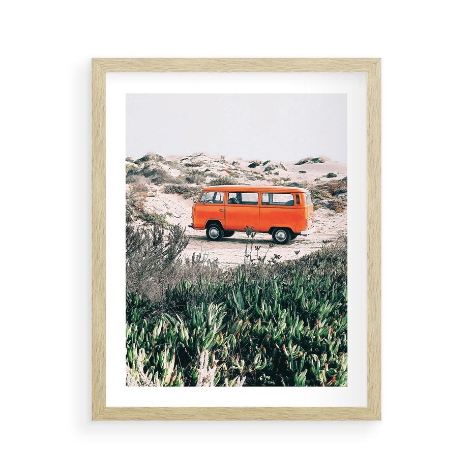 Plakat w ramie 40x50 - Podróże po Pustyni - stary samochód van, pomarańczowy - rama drewno