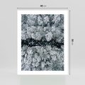 Plakat bez ramy 40x50 - Zimowy Krajobraz z Góry - zdjęcie z góry, zaśnieżony las i zamarznięty strumyk