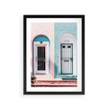 Plakat w ramie 30x40 - Urok Starych Drzwi - stare retro drzwi kamienicy, pastelowe kolory - rama czarna