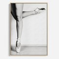 Obraz w ramie 80x120 - Tańcząca Delikatność - artystyczne zdjęcie, odcienie szarości - rama drewno
