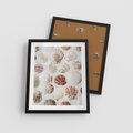Plakat w ramie 40x50 - Morska Delikatność: Muszelki na Białym Tle - kompozycja, morskie muszelki na białym tle - rama czarna