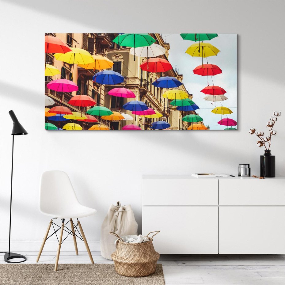Obraz na płótnie 120x60 - Barwna symfonia wyobraźni - fotografia, kolorowe parasolki podwieszone nad ulicą