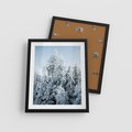 Plakat w ramie 40x50 - Magia Śnieżnych Drzew - zima, iglaste drzewa - rama czarna