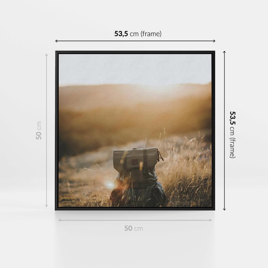 Obraz w ramie 50x50 - Podróżniczy bukiet na łące - plecak, podróż - rama czarna