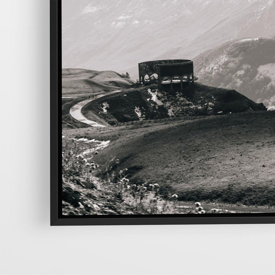 Obraz w ramie 50x50 - Wzgórza w Bieli - górski krajobraz, punkt widokowy - rama czarna