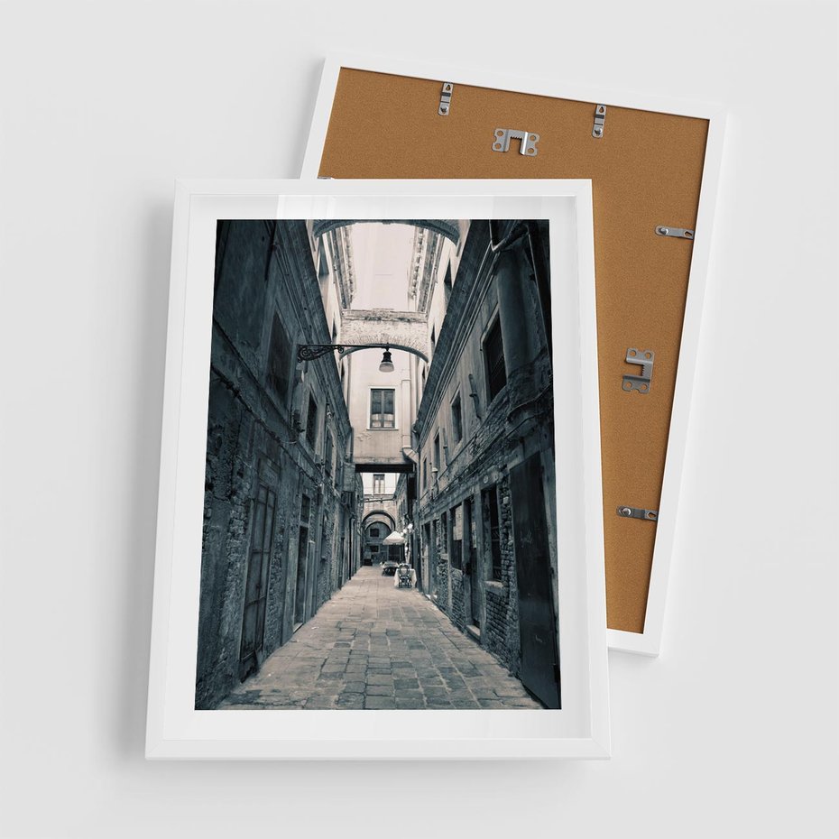 Plakat w ramie 50x70 - Odkryj tajemnice miasta - uliczka, perspektywa - rama biała