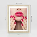 Plakat w ramie 40x50 - Wyrażenie Piękna - paznokcie, usta - rama drewno
