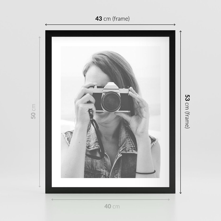 Plakat w ramie 40x50 - Zrób mi Zdjęcie - fotografia, kobieta z aparatem - rama czarna