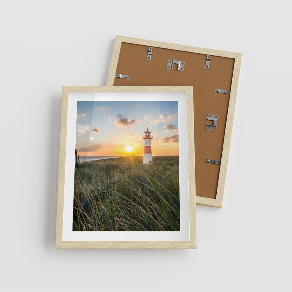 Plakat w ramie 40x50 - Magia latarni przy zachodzie - latarnia, zachód - rama drewno