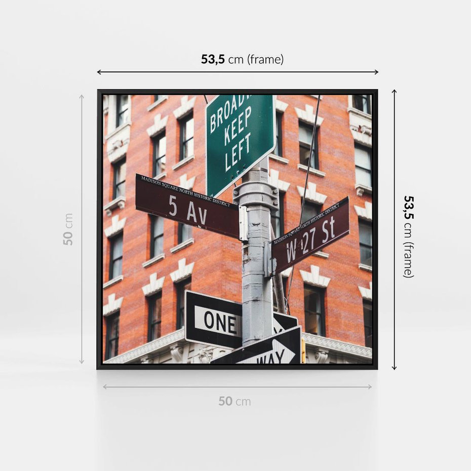 Obraz w ramie 50x50 - Namiastka wielkiego miasta - Nowy Jork, drogowskaz - rama czarna
