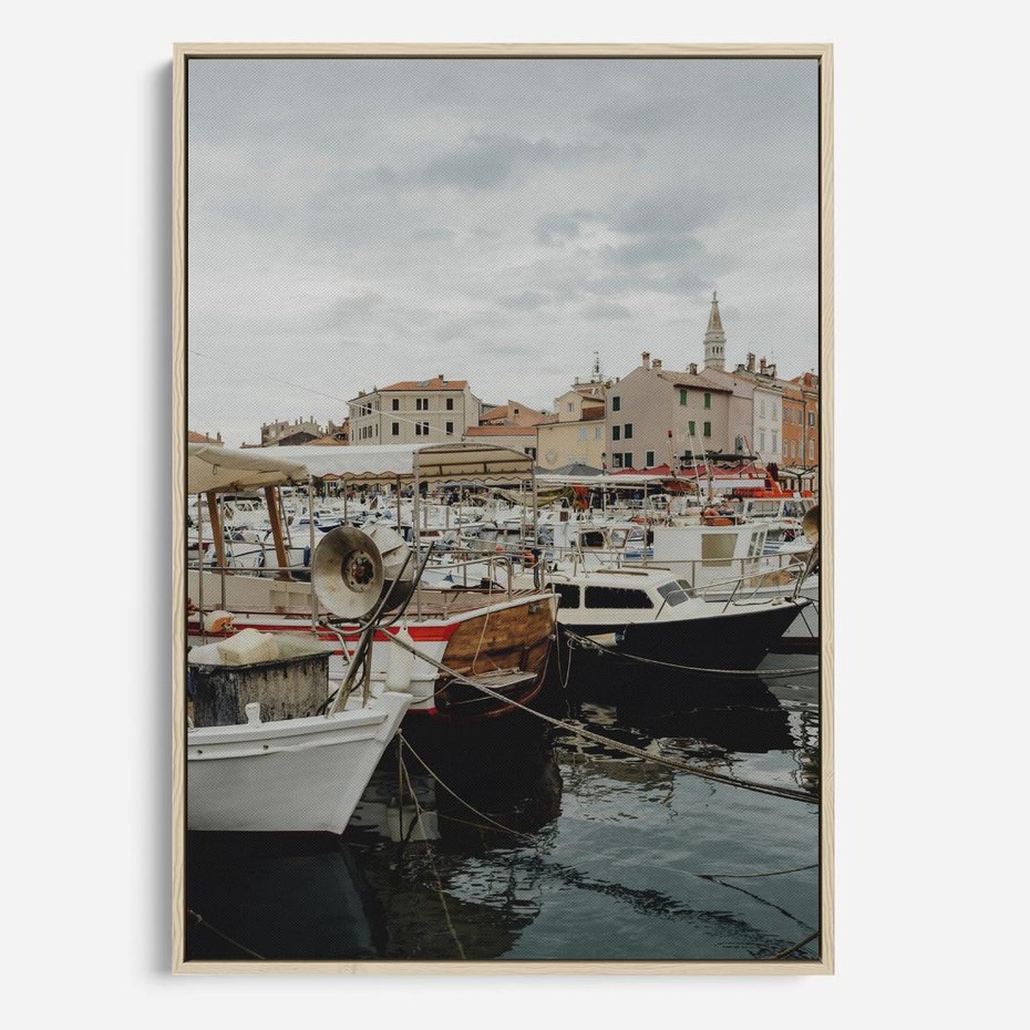 Obraz w ramie 80x120 - Malowniczy Krajobraz Morski - morze, łódki - rama drewno